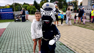 Mieszkańcy oraz wystawcy podczas pikniku.