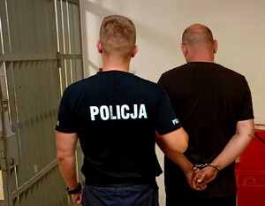 Policjant z zatrzymanym mężczyzną.