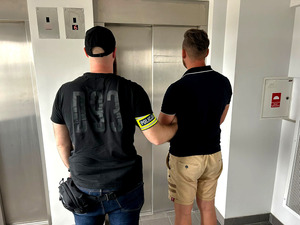 Policjant z zatrzymanym mężczyzną.