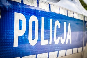 Biały napis policja na niebieskim tle.
