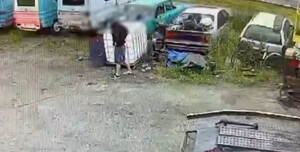 Mężczyzna podczas kradzieży.