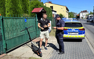 Funkcjonariusz oraz niechronieni uczestnicy ruchu podczas działań na drodze.