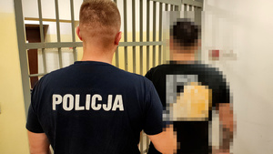 Zatrzymany mężczyzna i policjant.