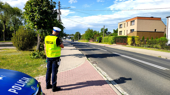 Policjant mierzący prędkość pojazdu.