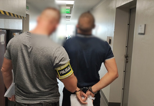Policjant oraz zatrzymany mężczyzna.