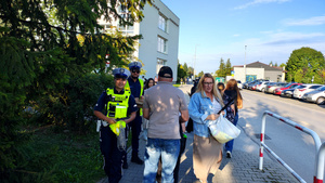 Funkcjonariusze i dzieci podczas akcji Bezpieczna droga do szkoły.