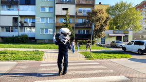 Funkcjonariusze i dzieci podczas akcji Bezpieczna droga do szkoły.