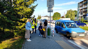 Funkcjonariusze i dzieci podczas akcji Bezpieczna droga do szkoły.