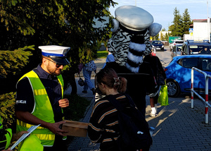 Funkcjonariusze i dzieci podczas akcji Bezpieczna droga do szkoły.