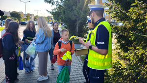 Funkcjonariusze i dzieci podczas akcji Bezpieczna droga do szkoły.