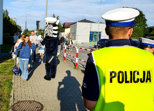 Funkcjonariusze i dzieci podczas akcji Bezpieczna droga do szkoły.