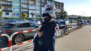 Funkcjonariusze i dzieci podczas akcji Bezpieczna droga do szkoły.
