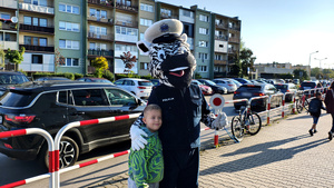 Funkcjonariusze i dzieci podczas akcji Bezpieczna droga do szkoły.