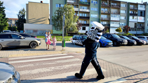 Funkcjonariusze i dzieci podczas akcji Bezpieczna droga do szkoły.
