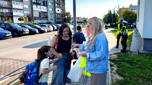 Funkcjonariusze i dzieci podczas akcji Bezpieczna droga do szkoły.