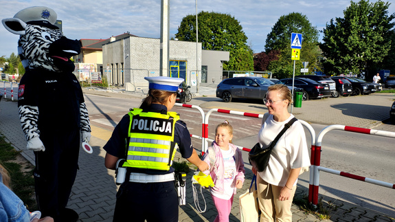Funkcjonariusze i dzieci podczas akcji Bezpieczna droga do szkoły.