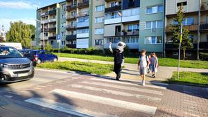 Funkcjonariusze i dzieci podczas akcji Bezpieczna droga do szkoły.