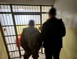 Policjant oraz zatrzymany mężczyzna.