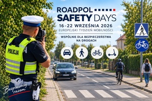 Zdjęcie promujące działania Roadpol Safety Days. Policjant mierzy prędkość nadjeżdżającego pojazdu, po prawej stronie rowerzysta oraz pieszy.