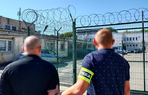 Policjant z zatrzymanym mężczyzną.