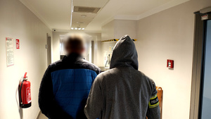 Policjant oraz zatrzymany mężczyzna.