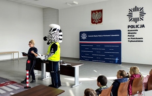 Przedszkolaki podczas spotkania w komendzie.