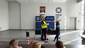 Przedszkolaki podczas spotkania w komendzie.