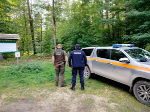 Policjant oraz strażnik leśny podczas wspólnej służby.