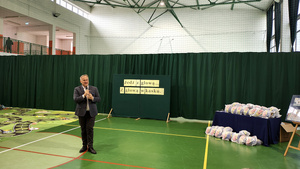 Zaproszeni goście oraz uczniowie podczas wręczania kasków ochronnych.