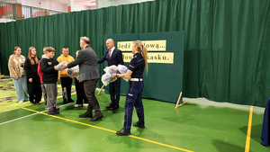 Zaproszeni goście oraz uczniowie podczas wręczania kasków ochronnych.