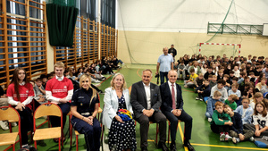 Zaproszeni goście oraz uczniowie podczas wręczania kasków ochronnych.