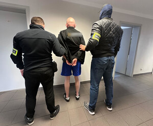 Policjanci z zatrzymanym mężczyzną.
