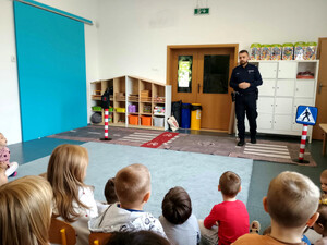 Dzielnicowy podczas pogadanki.