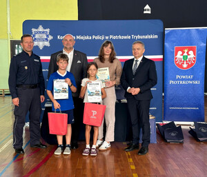 Dzieci oraz goście podczas wręczenia nagród.
