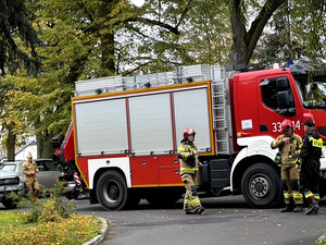 Policjanci oraz strażacy podczas ćwiczeń na terenie szkoły.