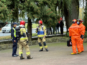 Policjanci oraz strażacy podczas ćwiczeń na terenie szkoły.