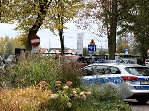 Policjanci oraz strażacy podczas ćwiczeń na terenie szkoły.