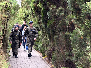 Policjanci oraz strażacy podczas ćwiczeń na terenie szkoły.