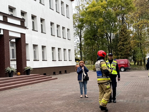 Policjanci oraz strażacy podczas ćwiczeń na terenie szkoły.