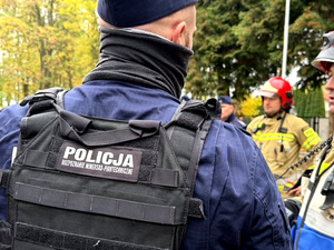 Policjanci oraz strażacy podczas ćwiczeń na terenie szkoły.