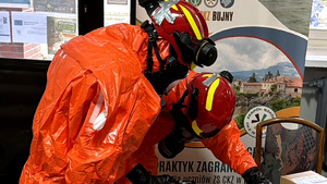Policjanci oraz strażacy podczas ćwiczeń na terenie szkoły.