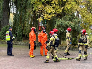 Policjanci oraz strażacy podczas ćwiczeń na terenie szkoły.