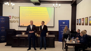 Prelegenci podczas akademii bezpiecznego seniora w Sali Kolumnowej w Starostwie Powiatowym.