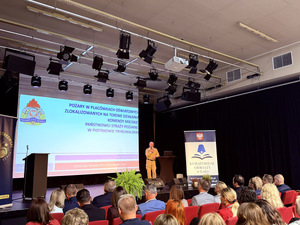 Prelegenci podczas przemówienia na konferencji.