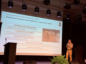 Prelegenci podczas przemówienia na konferencji.
