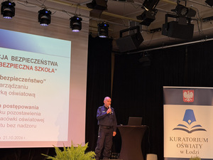 Prelegenci podczas przemówienia na konferencji.