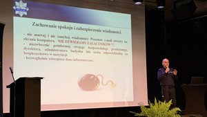 Prelegenci podczas przemówienia na konferencji.