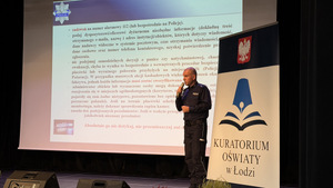 Prelegenci podczas przemówienia na konferencji.