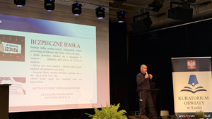 Prelegenci podczas przemówienia na konferencji.