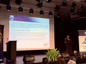 Prelegenci podczas przemówienia na konferencji.